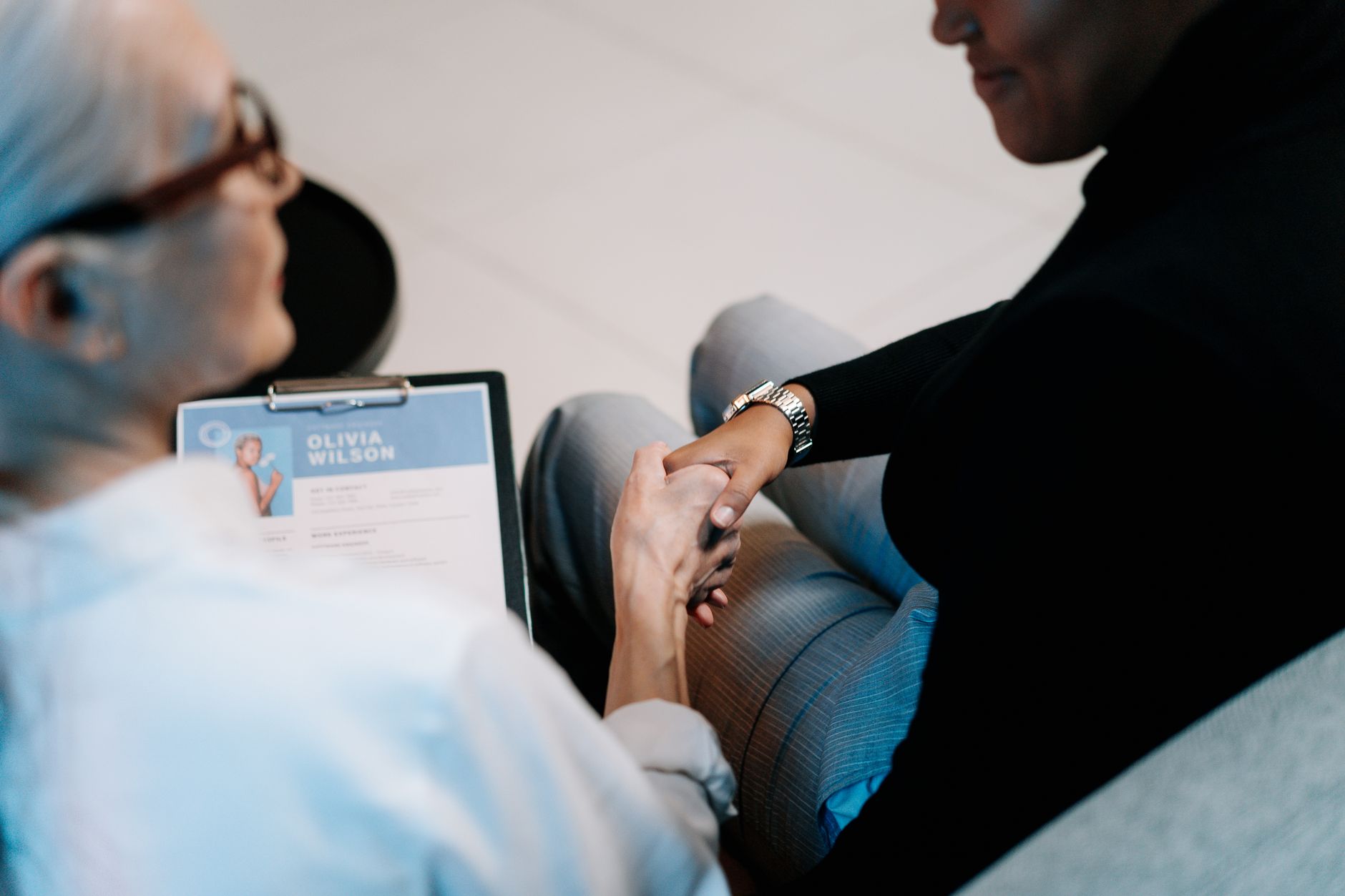 Buat CV lolos screening dengan 5 trik cepat memukau recruiter